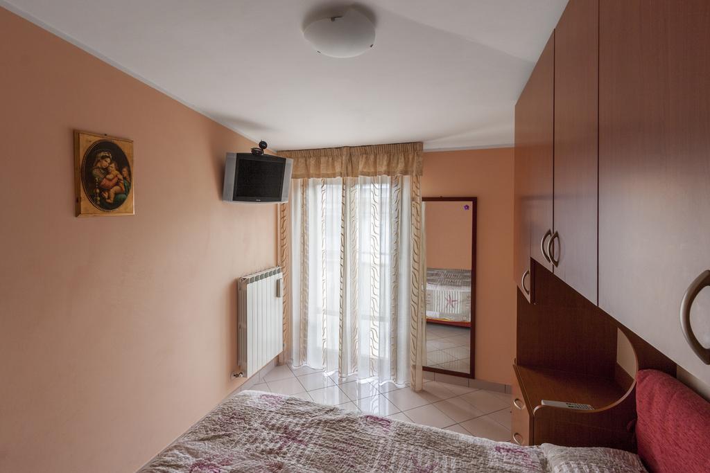 Palazzo Giallo ألبا أدرياتيكا المظهر الخارجي الصورة