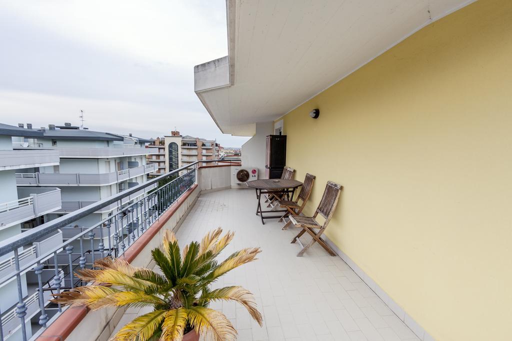 Palazzo Giallo ألبا أدرياتيكا المظهر الخارجي الصورة