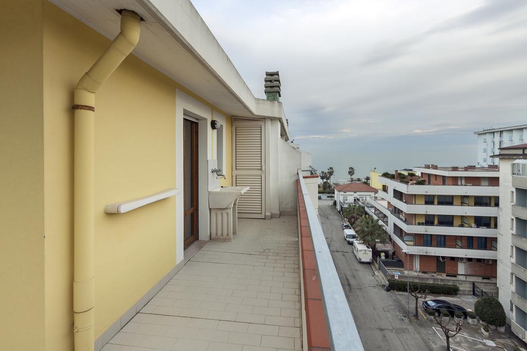 Palazzo Giallo ألبا أدرياتيكا المظهر الخارجي الصورة