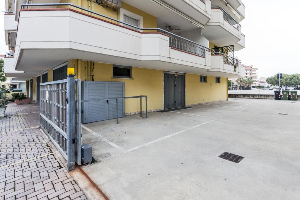 Palazzo Giallo ألبا أدرياتيكا المظهر الخارجي الصورة